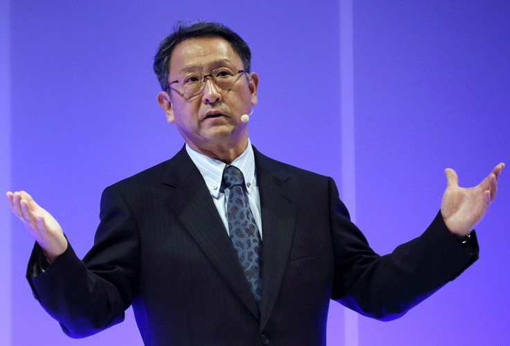 2. Akio Toyoda, Toyota. Finkelstein przypisuje prezesowi Toyoty zasługę wyprowadzenia producenta samochodów z wielu podbramkowych sytuacji: kiepskiego PR w czasie lawiny reklamacji w 2009 r. i przerwy w dostawach spowodowanej tsunami w Japonii w marcu 2011 r. W pierwszej połowie 2013 r. toyota wróciła na pozycję lidera rynku produkcji samochodowej (którą straciła w 2011 r.).