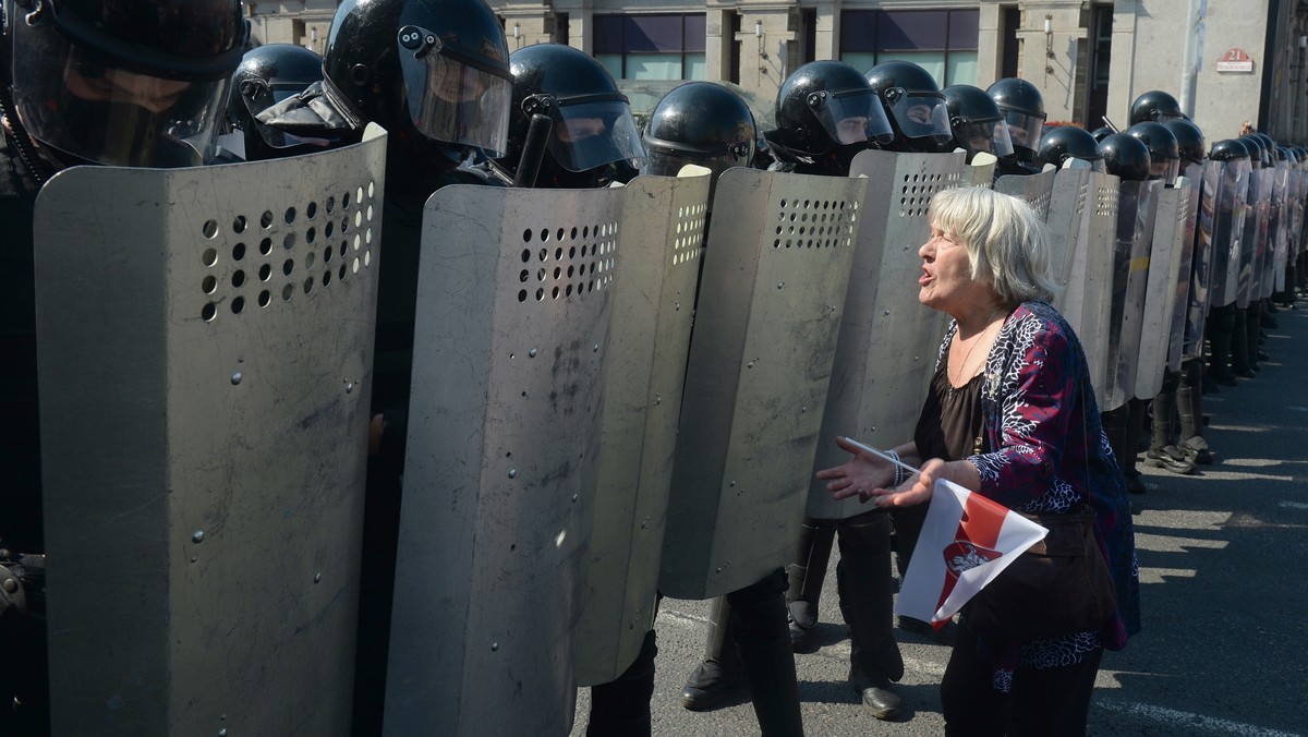 Jedna z demonstrujących na Białorusi naprzeciwko funkcjonariuszy OMON