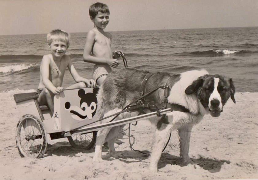 Autor materiału (z lejcami) w  Mielnie nad Bałtykiem - wakacje w 1975 r.