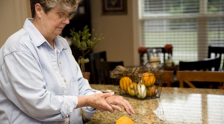 Anyósom befőttesüvegbe teszi a narancshéjat, majd ecetet önt rá Fotó: Getty Images