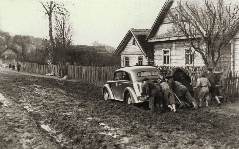 Samochód opel Olimpia na Trakcie Kowieńskim pod Warszawą, rok 1938 Amerykańskie auta według opinii przedwojennych kierowców najlepiej sprawdzały się na wyboistych błotnistych drogach. "Moda na samochody, która już przed pierwszą wojną światową ogarnęła Europę i Amerykę, dotarła także nad Wisłę" - pisze we wstępie do albumu "Samochody, motocykle..." Sobiesław Zasada, legendarny polski rajdowiec. Od 1924 roku, kiedy to w Polsce i Warszawie uruchomiono pierwsze pompy, jak nazywano wówczas stacje benzynowe, liczba stacji i serwisów samochodowych rosła już bardzo szybko. Gęstniała również sieć sklepów reprezentujących czołowe marki europejskie i amerykańskie" - dodaje.