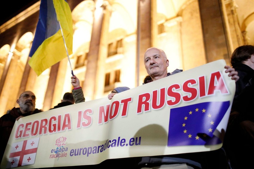 „Gruzija nije Rusija" - poruka na jednom od transparenata na opozicionom protestu 28. oktobra u Tbilisiju | Foto: EPA-EFE/REX/Shutterstock
