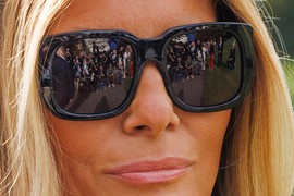 Melanija nosi MANTIL koji će Srpkinje oduševiti, a na nogama CIPELE koje muškarci ne mogu da smisle! Sa mužem krenula u Rim ZBOG SAHRANE PAPE, a ono što je Tramp uradio - priča je za sebe