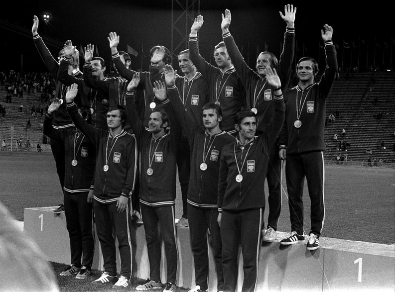 Reprezentacja Polski na podium olimpijskim. Zygfryd Szołtysik pierwszy z prawej w górnym rzędzie