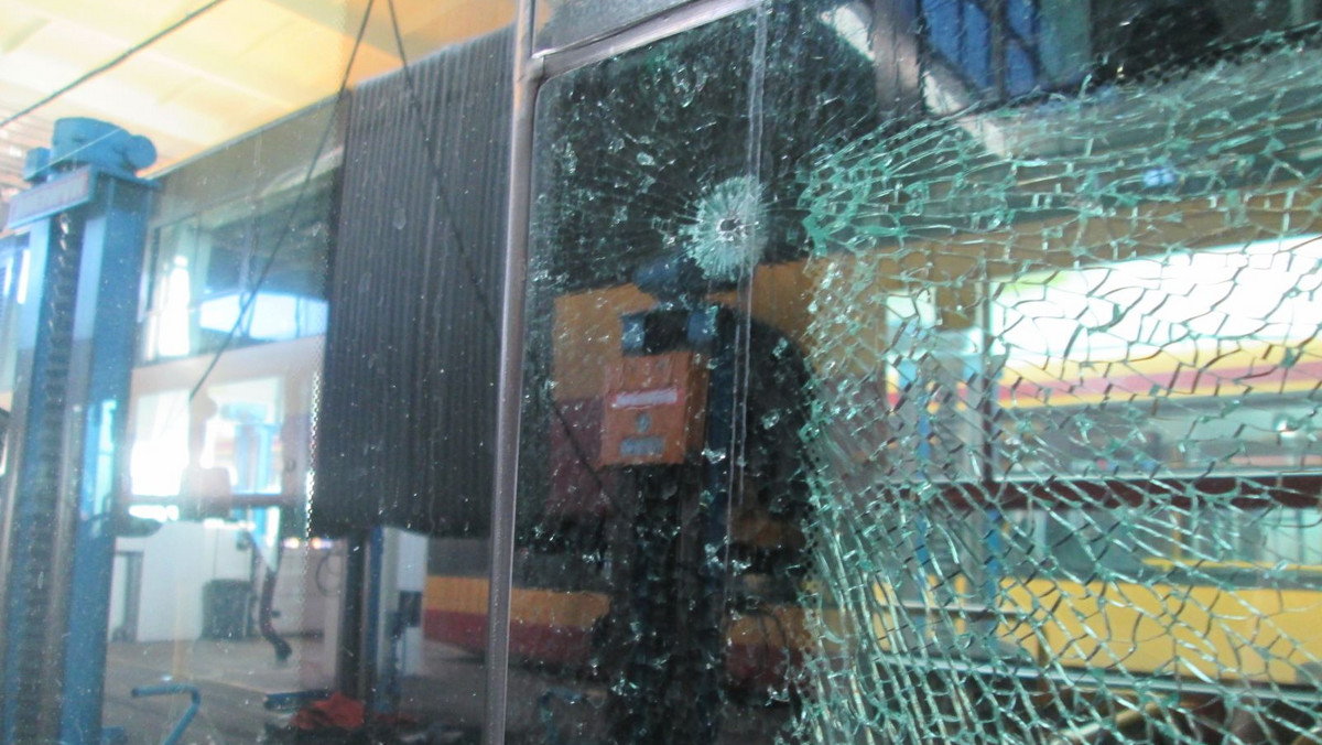 Dziś, około 5 rano, w autobusie linii 86, jadącym ulicą Żeromskiego nieznany sprawca rozbił dwie szyby. Według pierwszych ustaleń, przyczyną zniszczenia szyb były strzały.