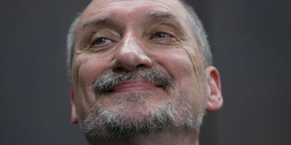 Macierewicz w wielkim aucie. Ale się wozi!