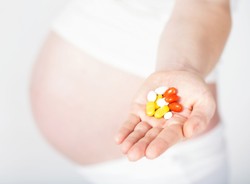 Co za dużo, to... groźne dla ciąży! Uwaga na witaminy