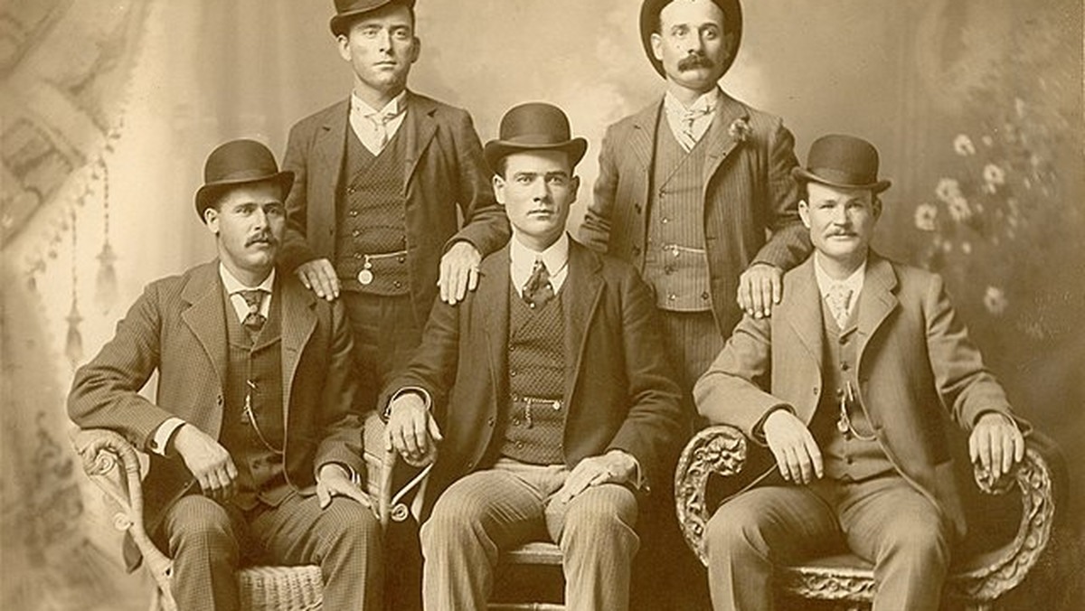 Siedzą od lewej: Harry A. Longabaugh (Sundance Kid), Ben Kilpatrick (Tall Texan), Robert Leroy Parker (Butch Cassidy). Stoją od lewej: Will Carver oraz Harvey Logan (Kid Curry). Fotografia wykonana w Fort Worth w Teksasie w 1900 r.