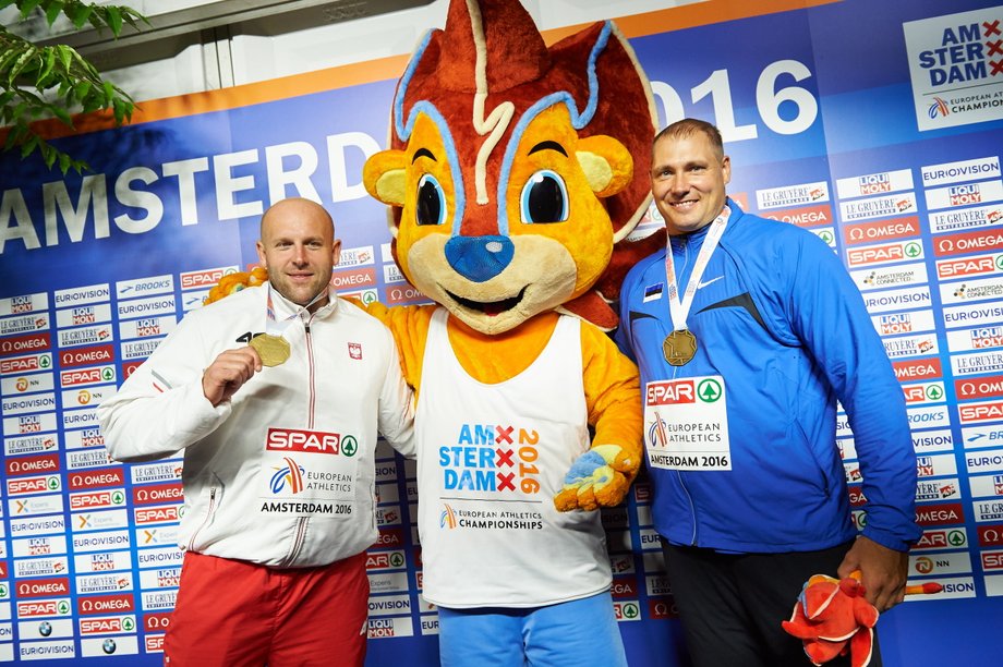 Polak Piotr Małachowski (L) ze złotym medalem, Estończyk Gerd Kanter (P) z brązowym medalem w konkursie rzutu dyskiem oraz maskotka Mistrzostw (C) podczas ceremonii medalowej