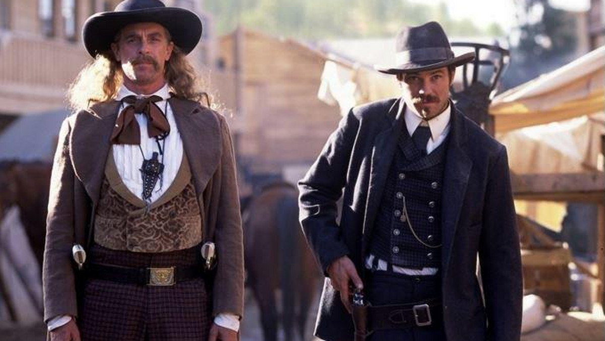 Deadwood" to serial, którego akcja toczy się w historycznej osadzie bezprawnie założonej na terytorium indiańskim po odkryciu przez generała Custera złóż złota. Gorączka złota przyciąga poszukiwaczy, ale też różnej maści cwaniaków wykorzystujących nieuregulowany status prawny osady. Na serial "Deadwood" rozgrywający się w realiach XIX-wiecznej Ameryki CBS Europa zaprasza od 13 marca, w każdą niedzielę o 21:00.