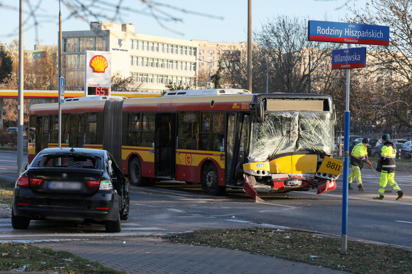 Wypadek z udziałem BMW i autobusu miejskiego w Warszawie