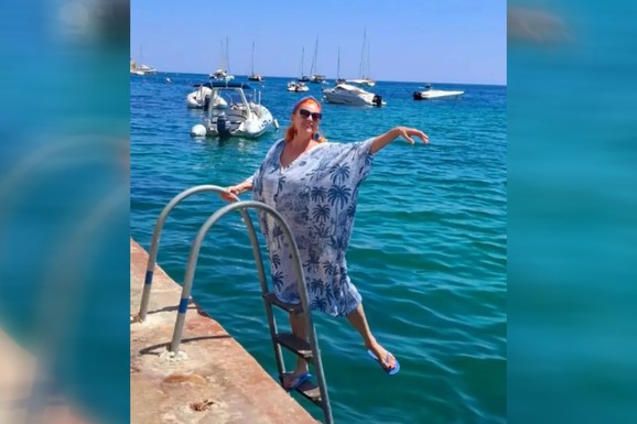 NAŠA GLUMICA (76) NAPRAVILA PIRUETU Poznatom kolegi rodila četvoro dece, a izgleda kao devojčica: Evo kako uživa na Mlati