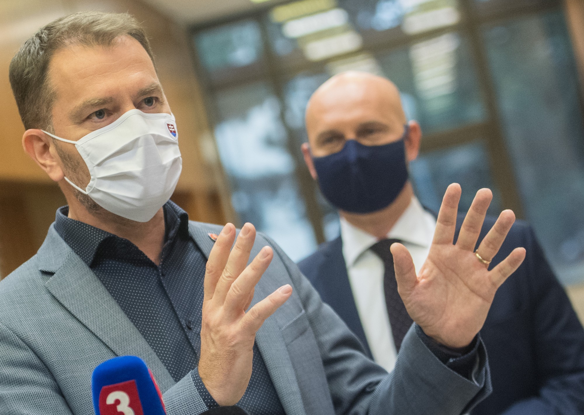 Igor Matovič a vpravo minister školstva, vedy, výskumu a športu SR Branislav Gröhling.