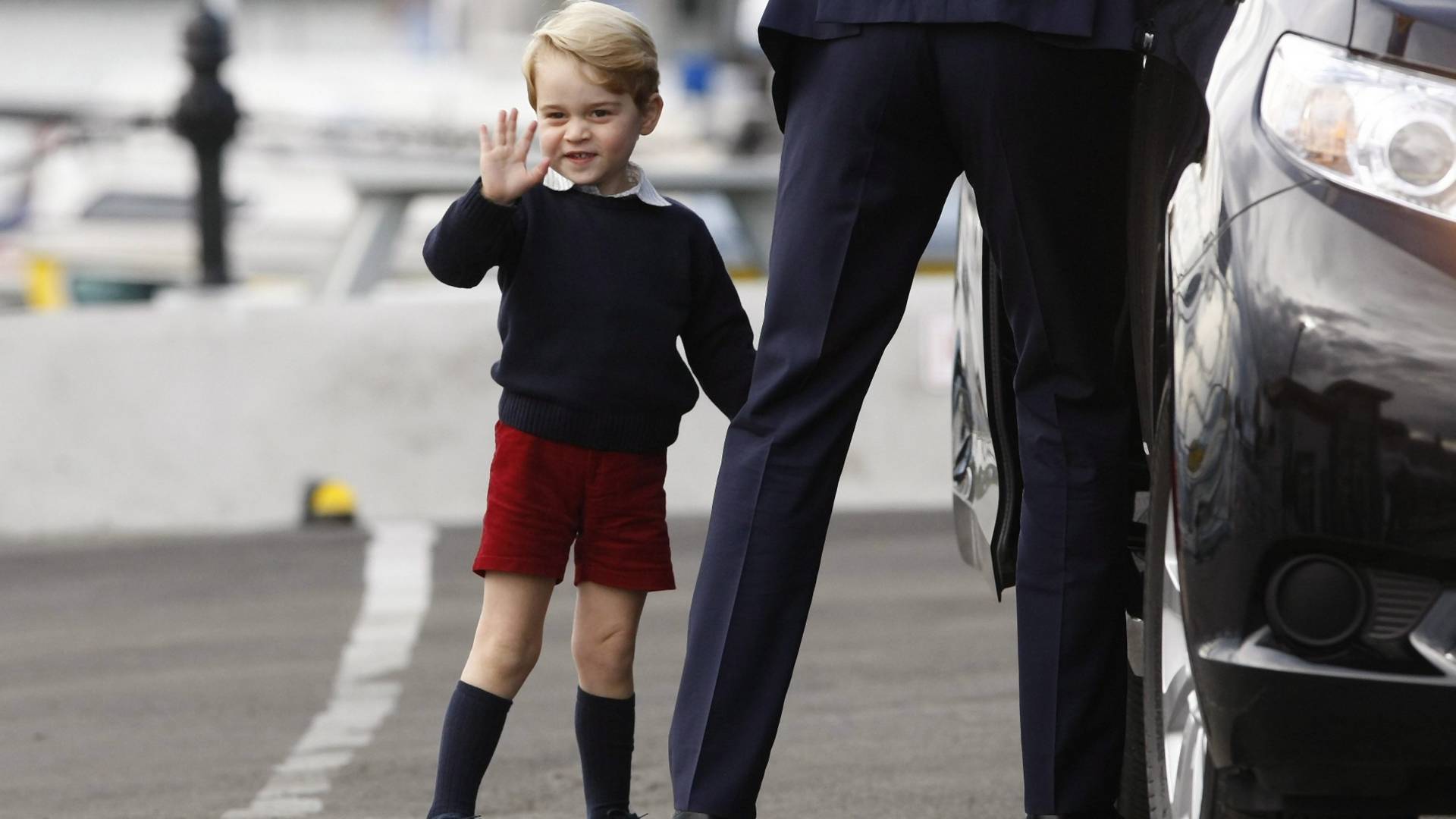 Czemu książe George z Wielkiej Brytanii zawsze nosi szorty ...