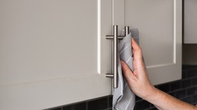 Nasącz tym szmatkę i przetrzyj szafki kuchenne! Będą lśniły i pożegnasz tłuste plamy na dobre