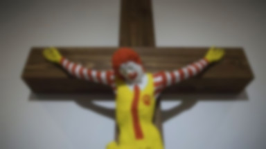Ukrzyżowana maskotka McDonalda usunięta z ekspozycji w Hajfie