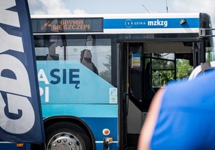 Antyszczepionkowcy zaatakowali szczepionkobus stojący na bulwarze w Gdyni