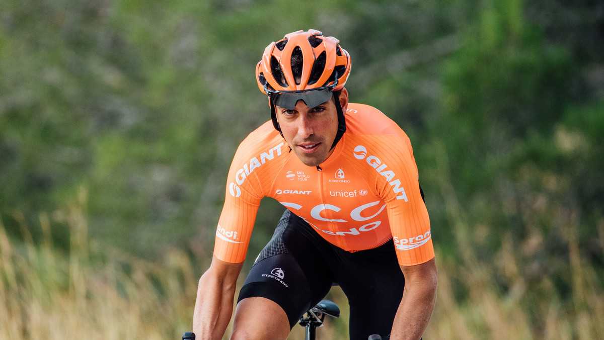 Nairo Quintana z ekipy Movistar okazał się najlepszy na drugim etapie Vuelta a Espana z Benidorm do Calpe. Tylko dwie sekundy zabrakło, by to Kolumbijczyk, a nie Nicolas Roche z Team Sunweb został liderem klasyfikacji generalnej. Victor de la Parte z CCC Team był 17.