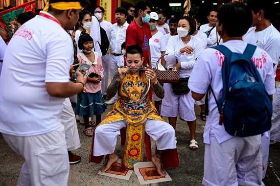 Tajlandia (Phuket): makabryczny rytuał przekłuwania ciała "na szczęście" 