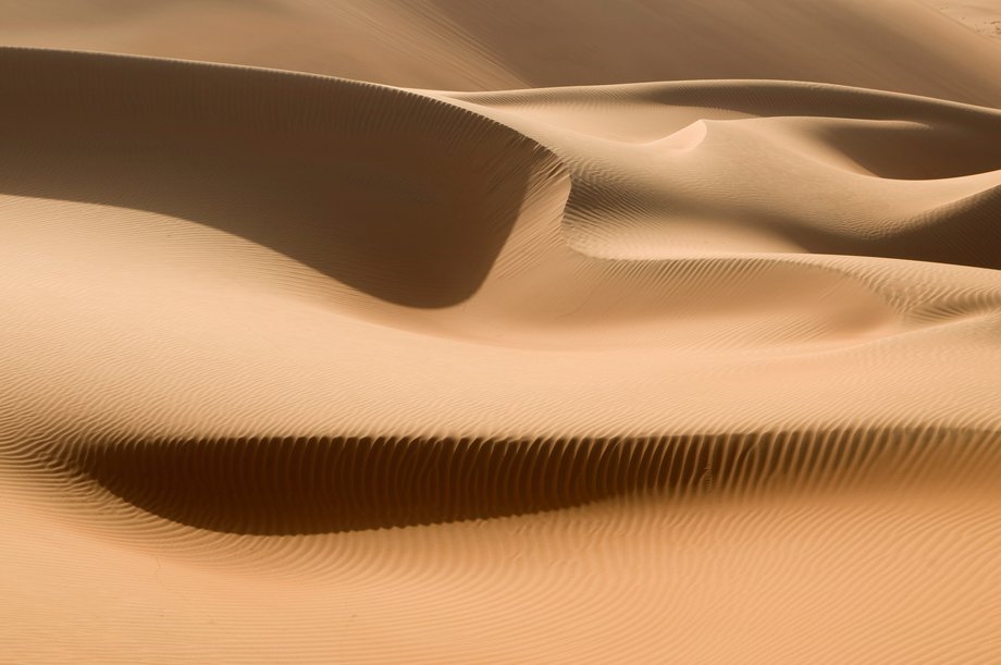 Widok pustynnych wydm potrafi zapierać dech, Oman