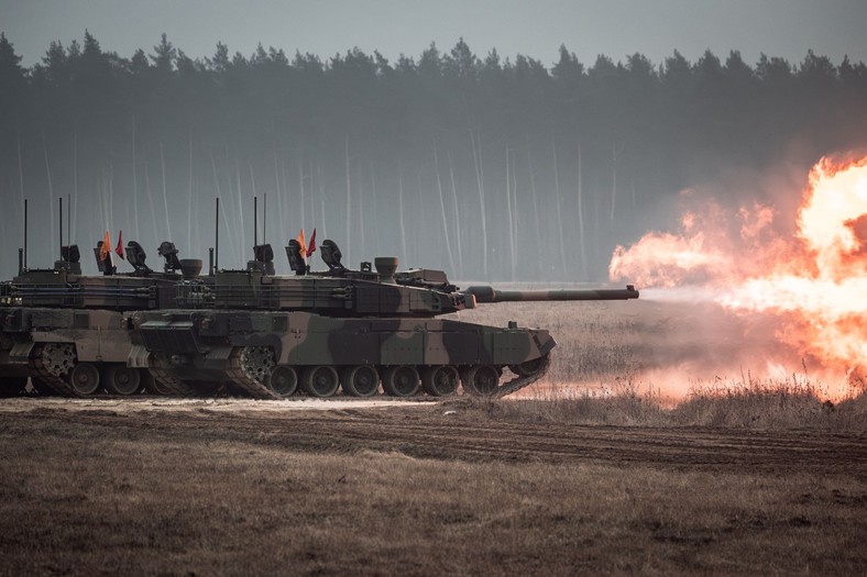 Pierwsze strzelanie czołgistów z 15. Giżyckiej Brygady Zmechanizowanej. To trzecia brygada w Polsce, która otrzymała czołgi K2 Czarna Pantera. Zdjęcie wykonano podczas szkolenia na czołgach pożyczonych z 20. Bartoszyckiej Brygady Zmechanizowanej.