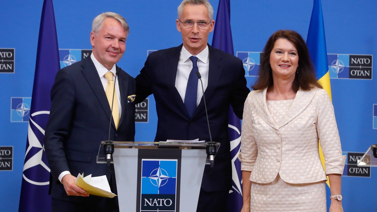 Ambasadorowie krajów NATO we wtorek podpisali protokoły akcesyjne Finlandii i Szwecji 