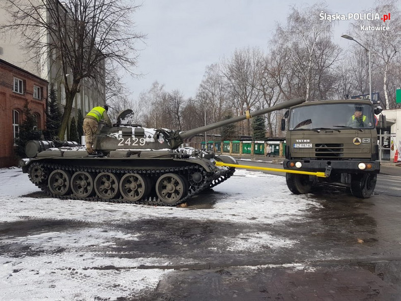 Transport czołgu do muzeum przy kopalni Wujek