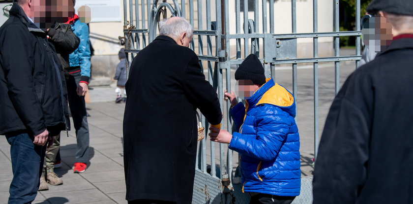 Prezes PiS na święceniu koszyczka. Nie mógł przejść obojętnie wobec takiego widoku [ZDJĘCIA]