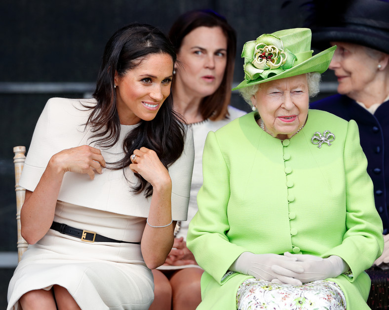 Meghan Markle i królowa Elżbieta II w 2018 r. W tle Samantha Cohen