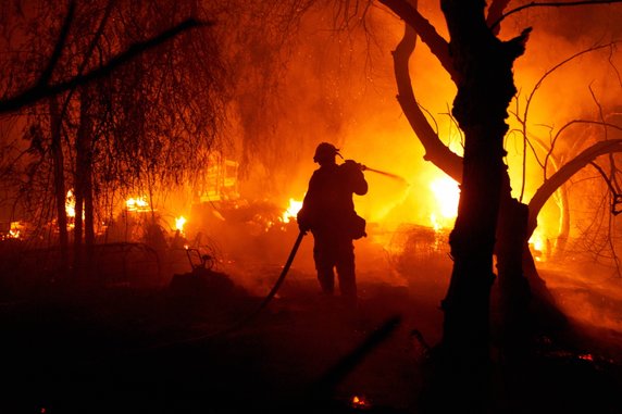 Strażak walczący z ogniem w Kalifornii. Stan ten mierzył się z wielką falą upałów, która wywołała ogromne pożary. 5.09.2022 r.