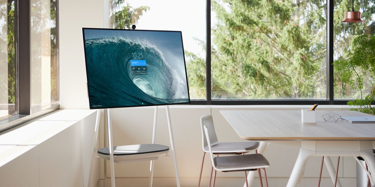 Koniec roku jest dobrym momentem na pożegnanie flipchartów. W sali konferencyjnej znacznie lepiej sprawdzi się Surface Hub 2 – urządzenie podnoszące efektywność spotkań biznesowych i pracy rozproszonych zespołów. To nie jest po prostu duży ekran. To drugie, cyfrowe życie wielu firm będących w awangardzie cyfrowych zmian. 