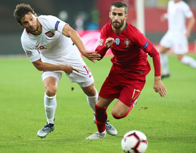 Polak Bartosz Bereszyński (L) i Rafa Silva (P) z Portugalii podczas meczu piłkarskiej Ligi Narodów w Chorzowie