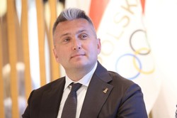 Piesiewicz ujawnił swoje zarobki, ale pieniędzy nie odda i do dymisji się nie poda