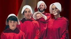 Halloween u Małgorzaty Rozenek. Całą rodzina w strojach z 'Opowieści podręcznej'