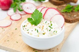 wzmacnia mięśnie i kości, stabilizuje cukier. osoby 60+ powinny jeść codziennie