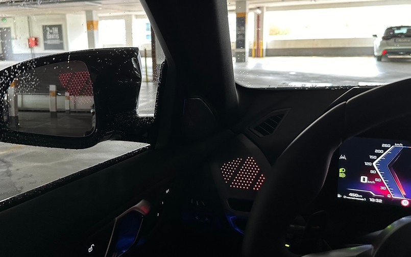 BMW M135i xDrive - ambientowe oświetlenie odbija się w szybach