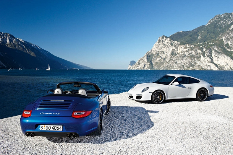 Porsche 911 Carrera GTS wjeżdża między dwa modele