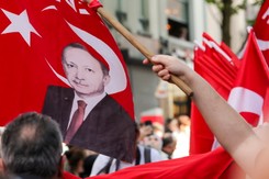 Politico: Reelekcja Erdogana wzmacnia pozycję Turcji