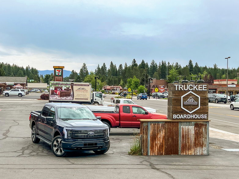 Przyjazd Fordem F-150 Lightningiem do miasteczka truckerów Truckee, 800 km na północ od Los Angeles