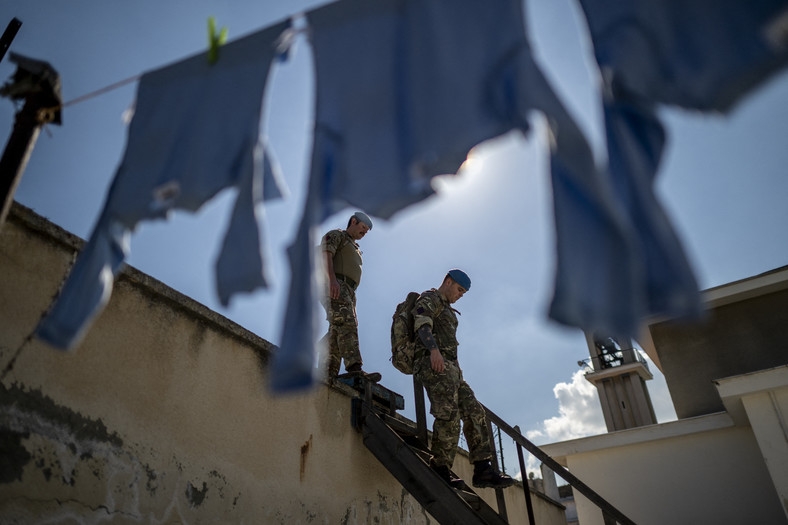 Żołnierze UNFICYP patrolują strefę demarkacyjną w Nikozji na Cyprze