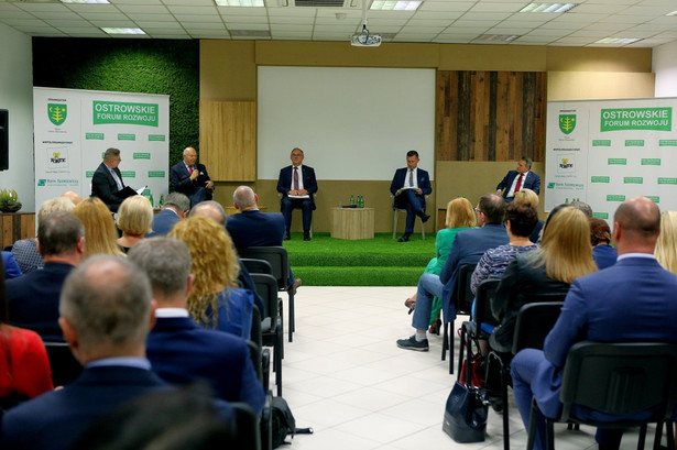 Debata z udziałem Witolda Karczewskiego, Wiceprezesa Krajowej Izby Gospodarczej, Czesława Renkiewicza, Prezydenta Suwałk, Tomasza Andrukiewicza, Prezydenta Ełku oraz Jerzego Bauera, Burmistrza Ostrowi Mazowieckiej (Fot. Barbara Siwek)