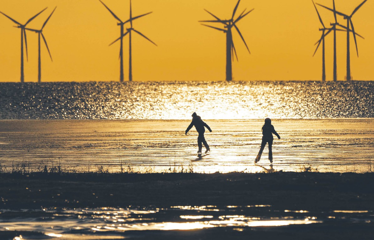 Elektrownia wiatrowa na częściowo zamarzniętej cieśninie Oresund. Malmö w Szwecji