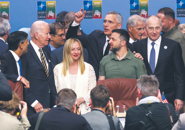 Premier Wielkiej Brytanii Rishi Sunak, prezydent USA Joe Biden, premier Włoch Giorgia Meloni, prezydent Ukrainy Wołodymyr Zełenski i sekretarz generalny NATO Jens Stoltenberg na szczycie w Wilnie