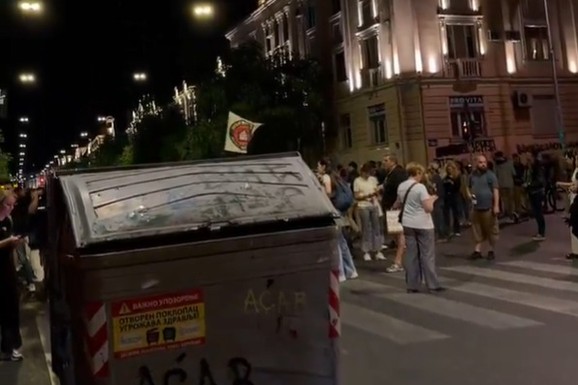 Grupa studenata izvukla kontejnere na ulicu u Zemunu: Blokirali saobraćaj u oba pravca (VIDEO)