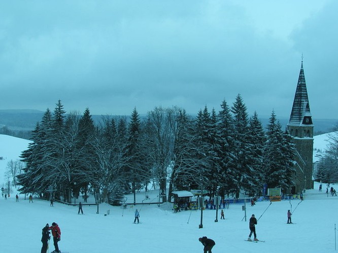 <strong>Zieleniec (Duszniki-Zdrój)</strong>
<br></br>
Sporty zimowe zawitały do Zieleńca jeszcze w okresie międzywojennym. Od kilku dekad budowany jest tu sukcesywnie duży ośrodek narciarski. Dominują tu trasy łatwe, których jest łącznie 13 km. Odcinków czerwonych jest prawie 8 km. Łącznie 21 km dobrze utrzymanych i urozmaiconych dróg do uprawiania sportów zimowych obsługiwanych przez 28 wyciągów. Cały kompleks położony jest na wysokości 811-1025 m. Tuż przy granicy z Czechami, w unikalnym - alpejskim - mikroklimacie.
<br></br>