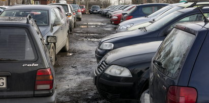 Adepci policji samochodami blokują nam drogę