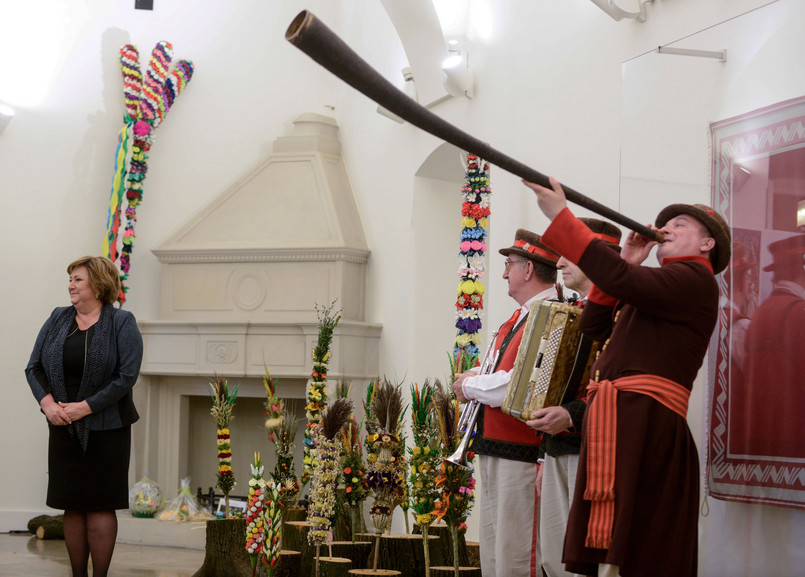 Do Pałacu Prezydenckiego przyjechały palmy wielkanocne z całej Polski. Wśród nich są palmy m.in. z Warmii i Mazur, z Podlasia, Podhala, Beskidu Żywieckiego, Kurpiów czy Małopolski.