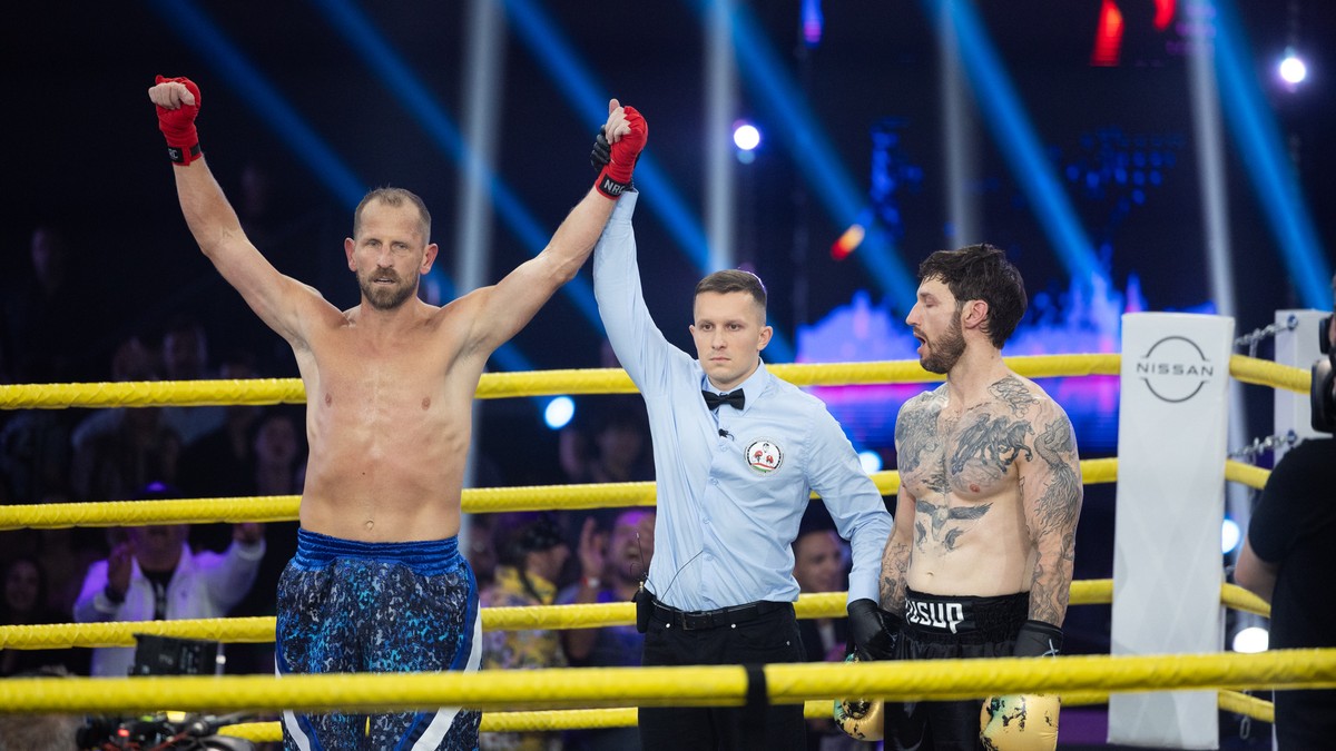 Hatalmas pofont osztott ki a meccse végén Shane Tusup: apró szépséghiba, hogy a kesztyűje a bíró fején csattant