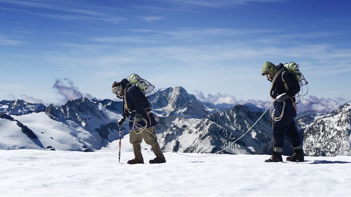 Mount Everest, najwyższa góra świata, nie jest uznawany za najtrudniejszy szczyt Himalajów, jednakże to właśnie wokół niego wytworzyło się najwięcej spekulacji i romantycznych mitów, a w połowie XX wieku to właśnie na nim skupiły się oczy ludzi na całej Ziemi. „Everest – Poza krańcem świata” Leanne Pooley to udramatyzowana rekonstrukcja wyprawy sprzed ponad 60 lat, która zakończyła się historycznym pokonaniem legendarnej góry przez Nowozelandczyka Edmunda Hillary'ego oraz Szerpę Tenzinga Norgaya.