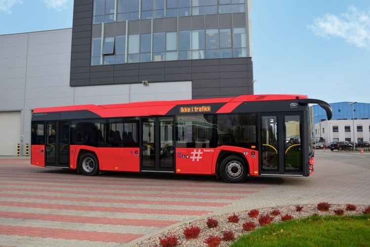 Trzech norweskich przewoźników zamówiło u Solarisa w ub. roku łącznie 103 pojazdy. Największy z tych kontraktów to 75 pojazdów Urbino dla firmy Unibuss: o długości aż 18,75 metra (to wydłużona wersja przegubowa) i spalinowym napędzie DAF spełniającym normę emisji spalin Euro 6. <br><br>

24 autobusy Urbino 12 nowej, czwartej generacji napędzane biopaliwem pojadą do przewoźnika Nobina. Ciekawostka: te pojazdy będą wyposażone m.in. w wygodniejsze siedzenia międzymiastowe, mimo że będą jeździły na trasach wewnątrz Oslo. Oprócz tego po dwa nowe Urbino 12 w wersji elektrycznej zamówili Norgebuss i Unibuss. <br><br>

Solaris jest już obecny w Norwegii. W miastach tego kraju pasażerów wozi dziś prawie 370 autobusów polskiego producenta.